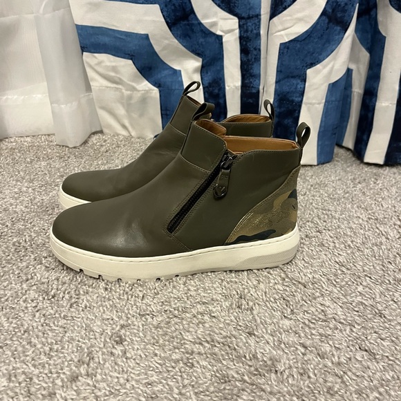 Vionic high top zip sneakers. Size 8. Never worn - NEW. - Picture 2 of 5